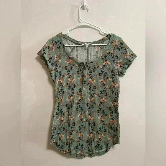 Tops - William Rast - Women’s Waffle Knit Floral Soft T-Shirt - V Neck Buttons - Size M